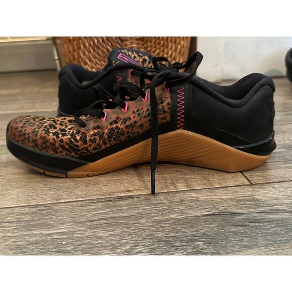 Nike Black Metallic Gold Chutney Cheetah Print Metcon Running Shoes Size 10 - Picture 10 of 14